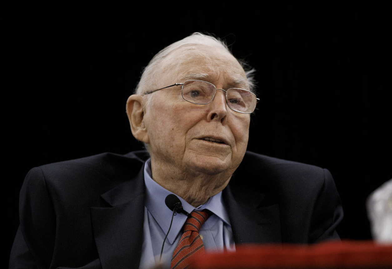 不惧下跌，继续加仓阿里30万股，芒格这次会失手吗？