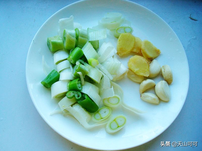 不煎不煮，不加一滴水，一锅焖出来，鱼肉嫩又鲜美，最适合新手做