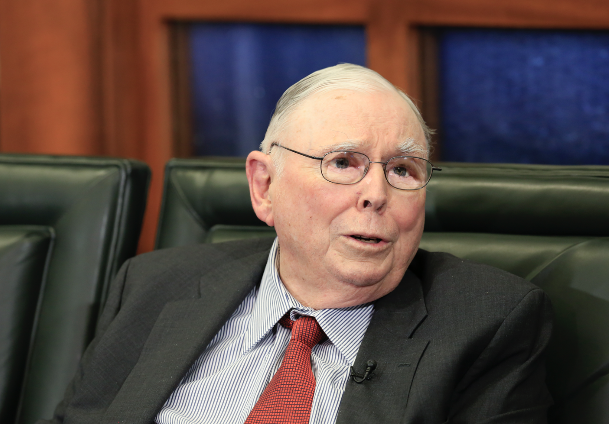 不惧下跌，继续加仓阿里30万股，芒格这次会失手吗？