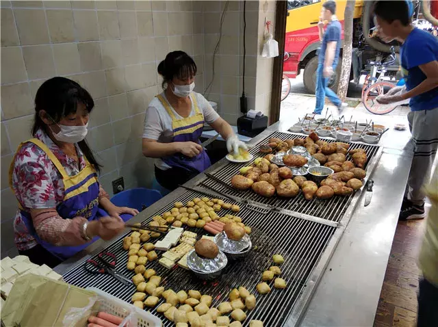 好吃好玩原汁原味 彩云之南的美食：米线 鲜菌饭 烧洋芋