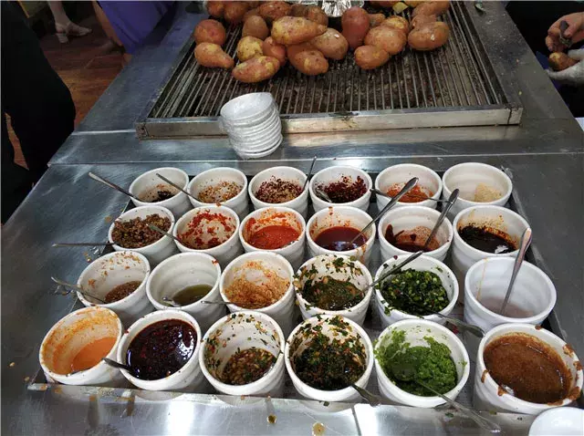 好吃好玩原汁原味 彩云之南的美食：米线 鲜菌饭 烧洋芋