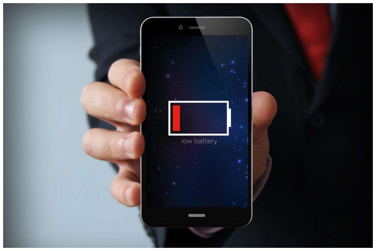 边充电边玩手机，对电池的损害更高，还是对充电器的损害更高？