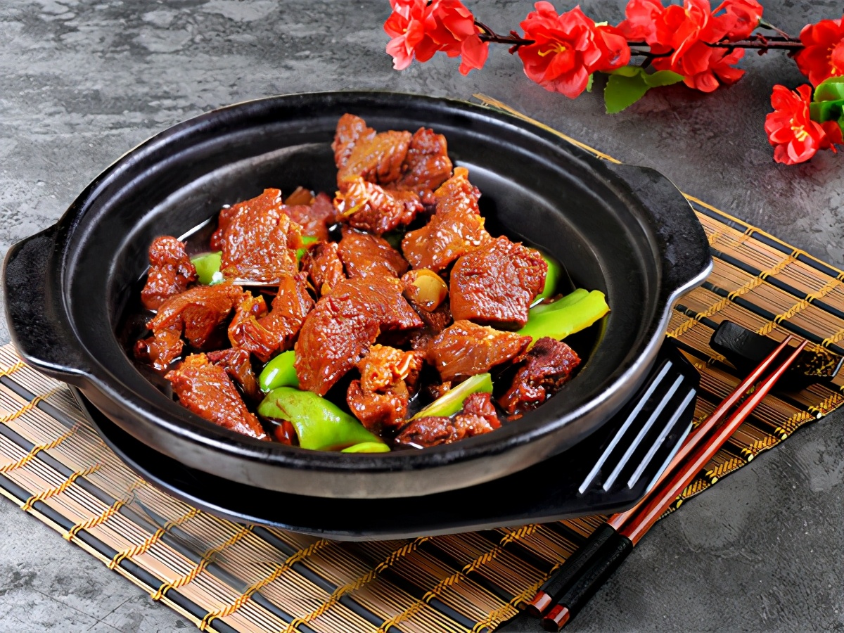 当年的黄焖鸡沦陷至今，这家店为何还如此爆满？