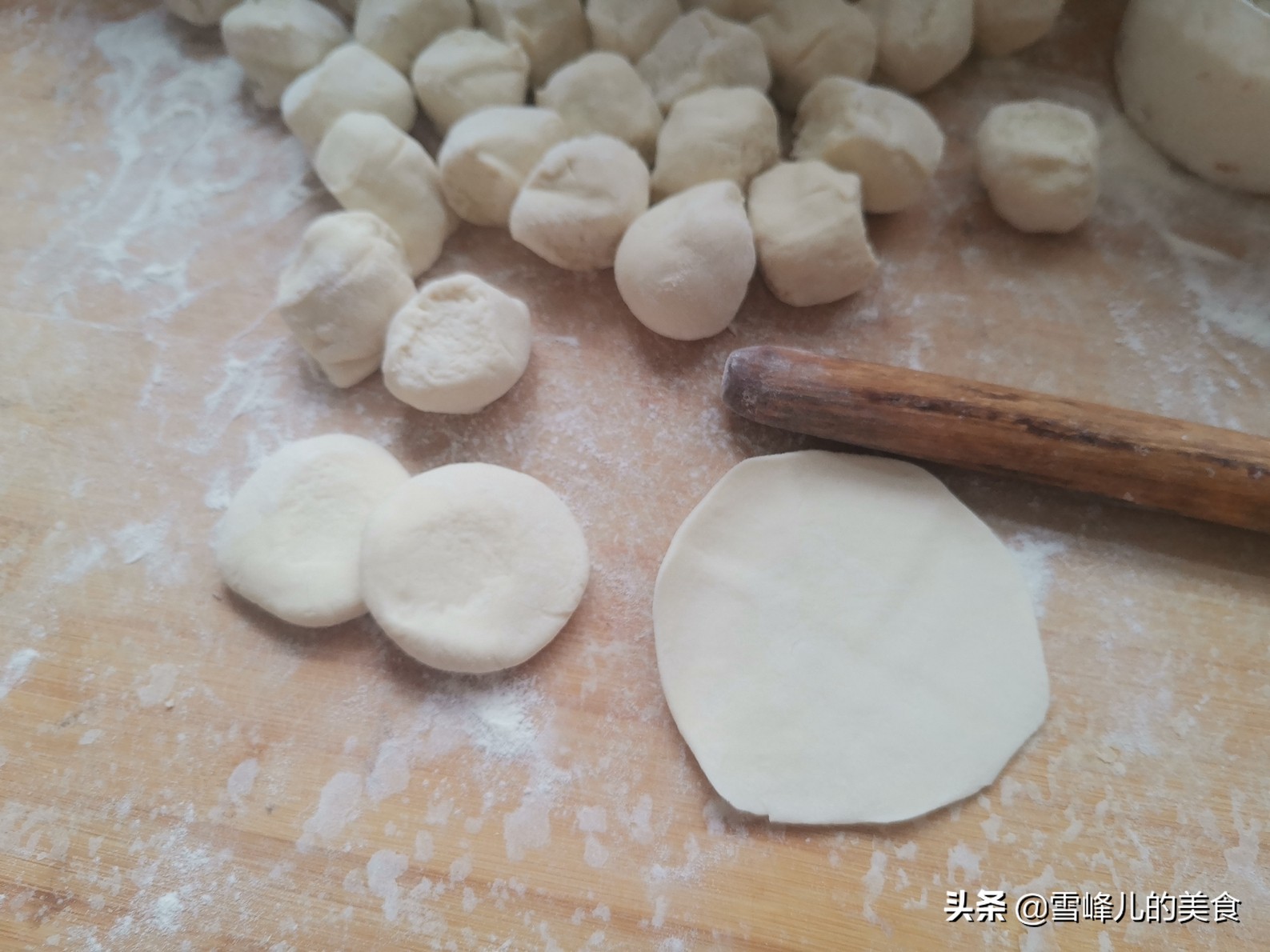 蒸包子不用那么麻烦，一次发酵就成功，暄软好吃不塌陷，真省事啊