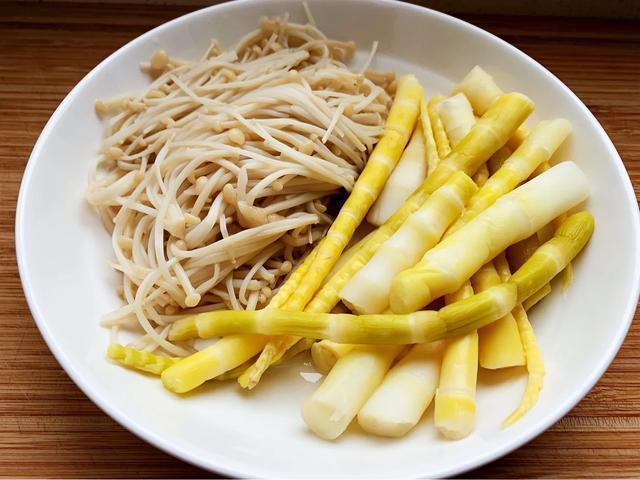 麻辣香锅在家做，有荤有素，麻辣鲜香，好吃还实惠