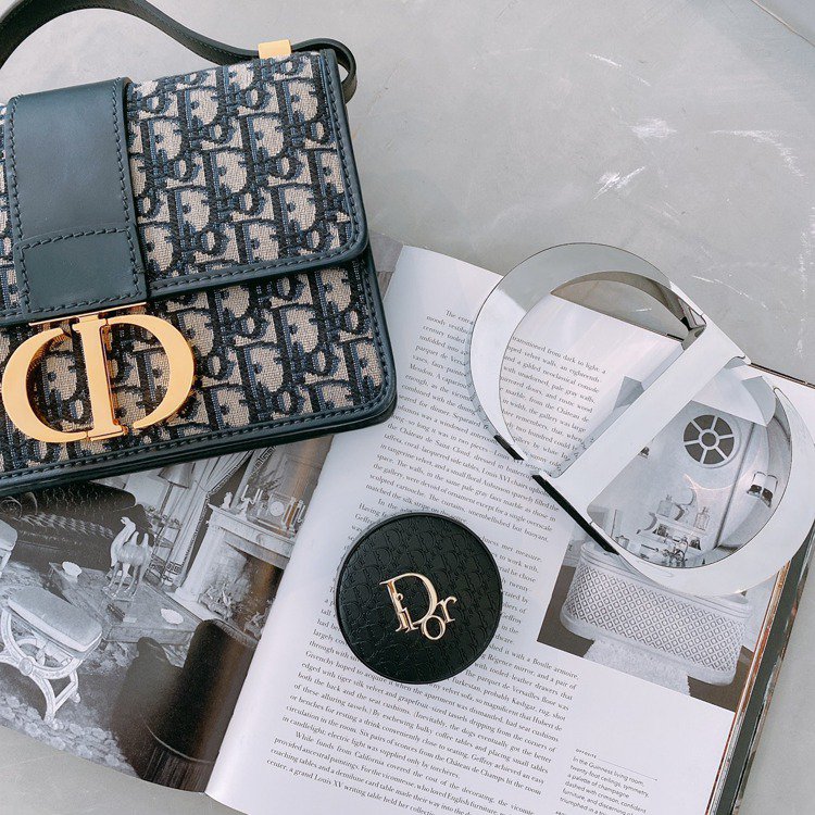 又被烧！雾黑Dior缇花压印气垫粉饼低调奢华，元旦开抢