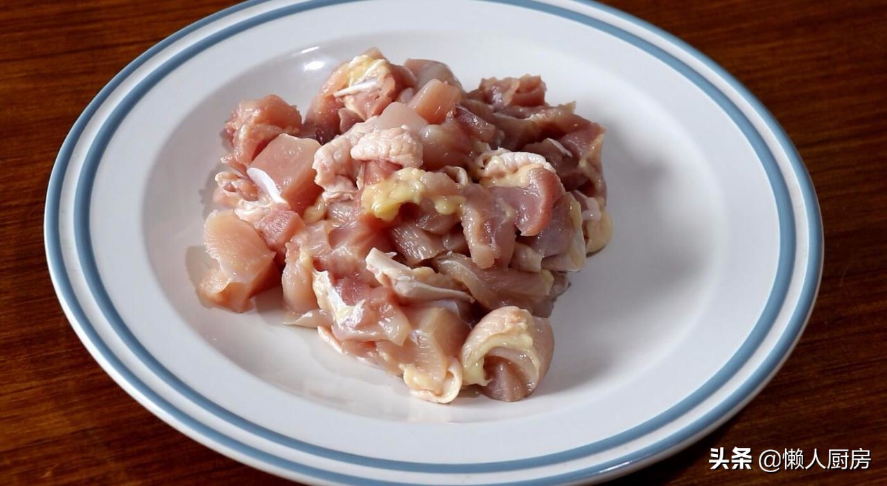 油炸鸡腿这样做才好吃，酸酸甜甜带点辣辣的酱汁，越吃越香