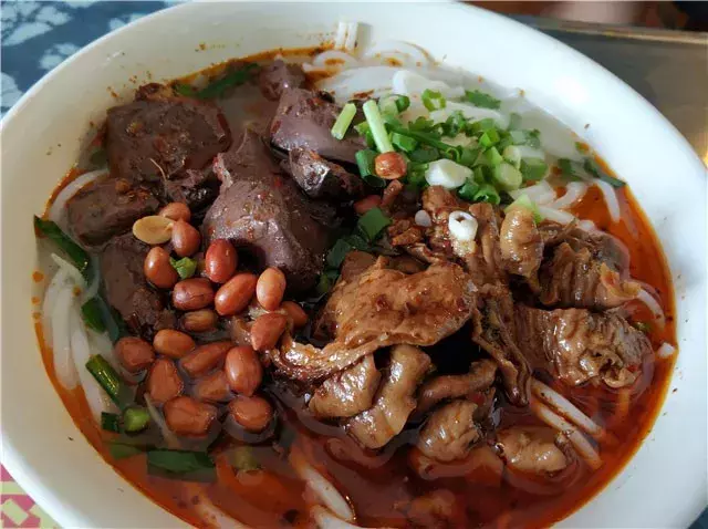 好吃好玩原汁原味 彩云之南的美食：米线 鲜菌饭 烧洋芋