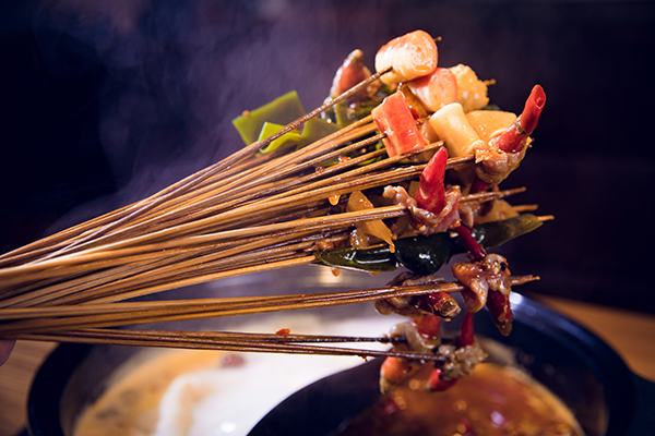 串串香也能在家做着吃？关键在于汤底，客官数签签来教你做