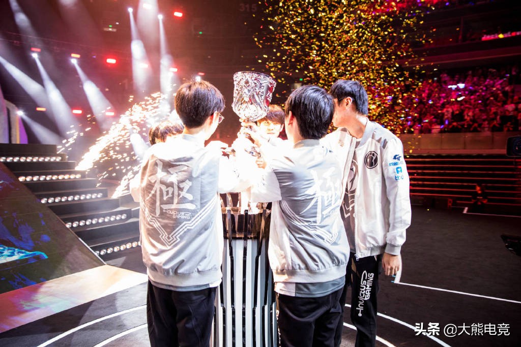 Nike和LPL联名短袖售价1599，网友：吃相真难看！