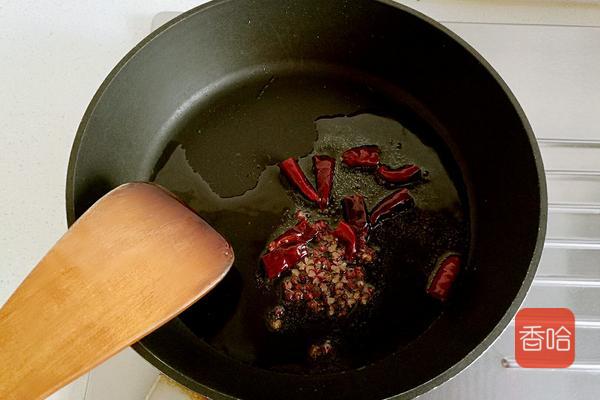 教你在家做酸菜鱼，酸菜开胃，鱼肉嫩滑，跟饭店做的一样好吃