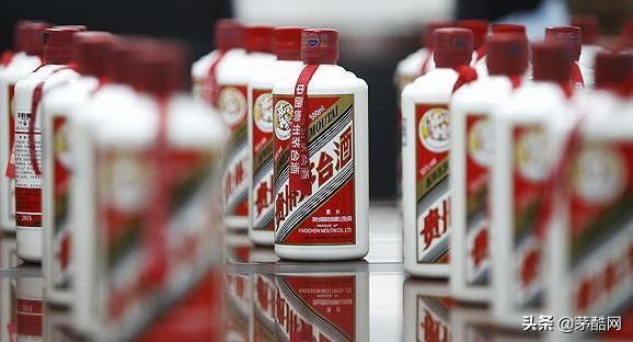 一瓶500ml 53%vol 飞天茅台酒究竟有多重？千万不要再说是1斤了