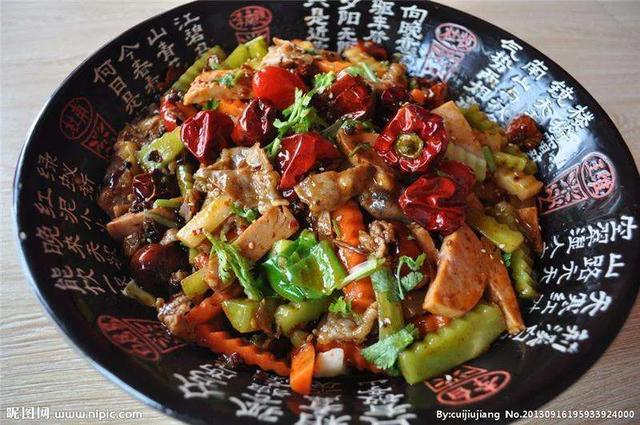 麻辣香锅在家做，有荤有素，麻辣鲜香，好吃还实惠