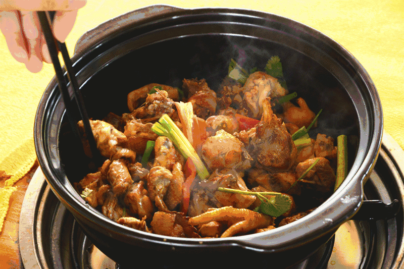 当年的黄焖鸡沦陷至今，这家店为何还如此爆满？