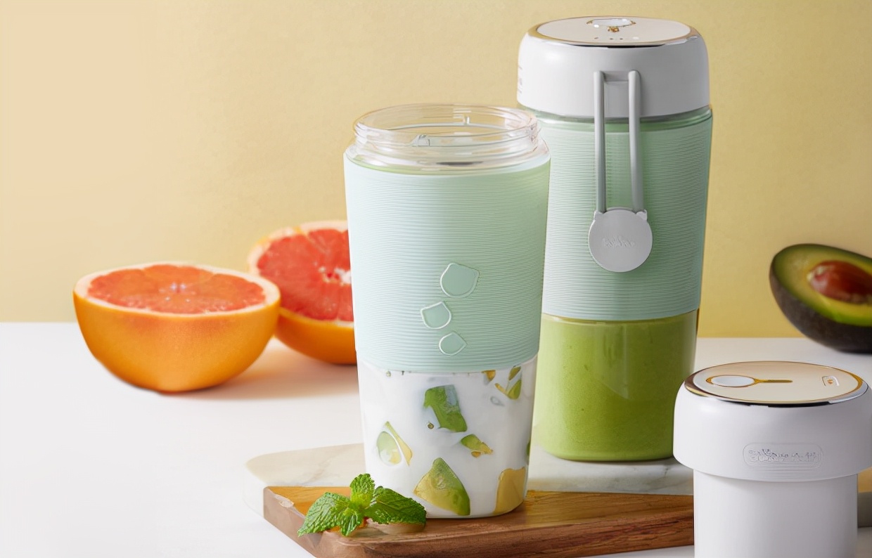 小熊电器榨汁杯：小身材大用处，随时随地喝新鲜果汁