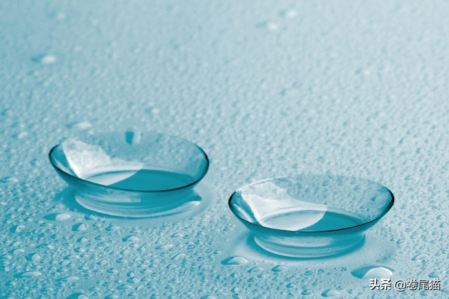 戴上博士伦隐形眼镜，双眼湿润健康视野清晰无局限