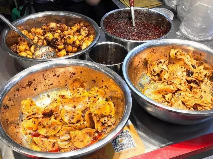 重庆这条街藏着各地特色美食，去了就不想走！