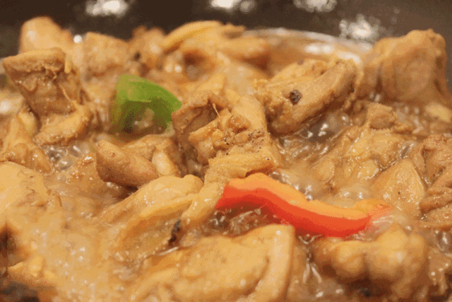 当年的黄焖鸡沦陷至今，这家店为何还如此爆满？