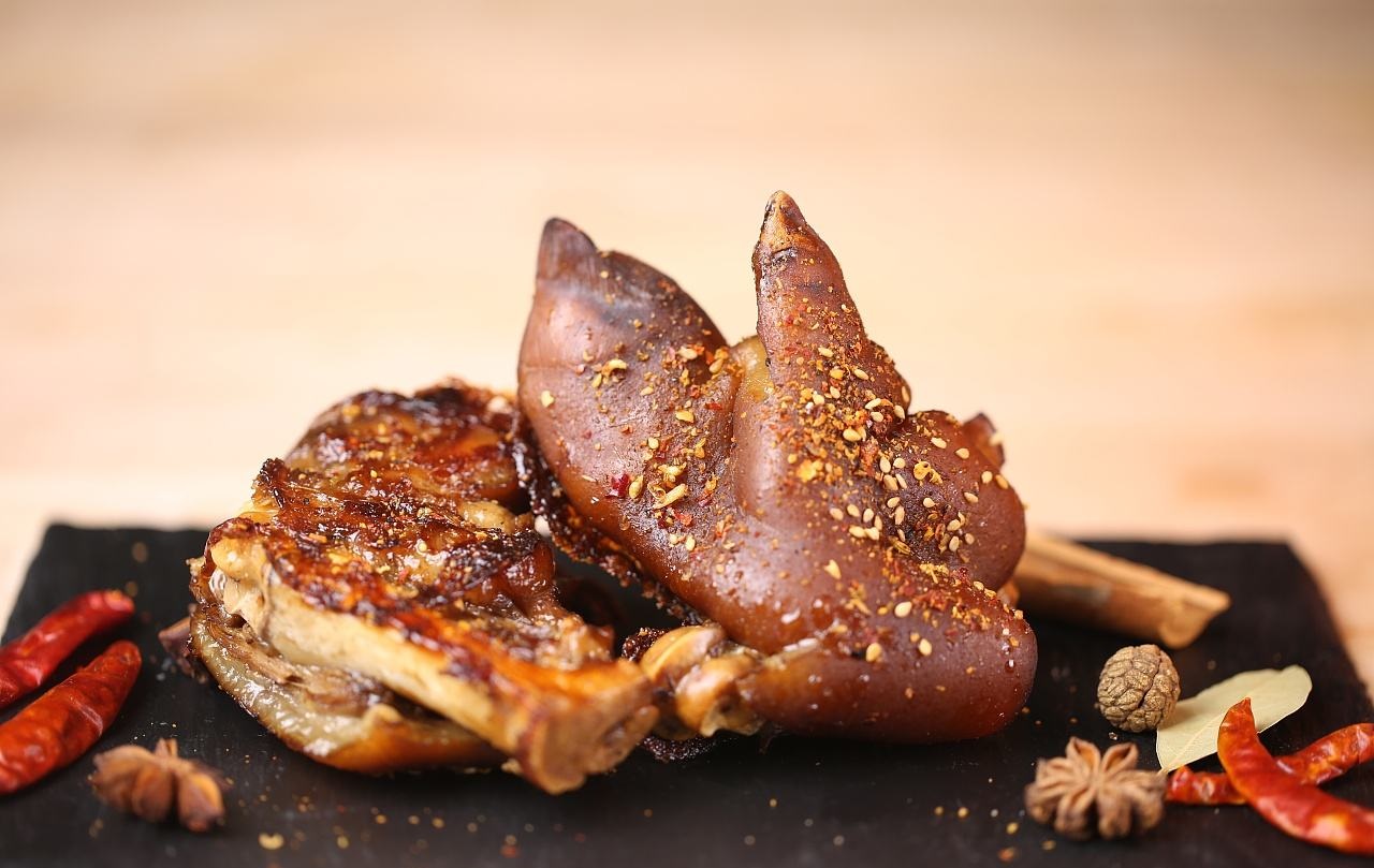 这才是空手套白狼的典型！一个小贩靠卖烤猪蹄，年赚300万