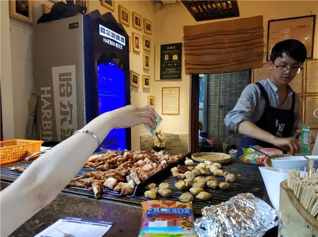 好吃好玩原汁原味 彩云之南的美食：米线 鲜菌饭 烧洋芋