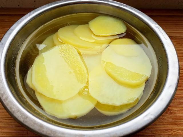 麻辣香锅在家做，有荤有素，麻辣鲜香，好吃还实惠