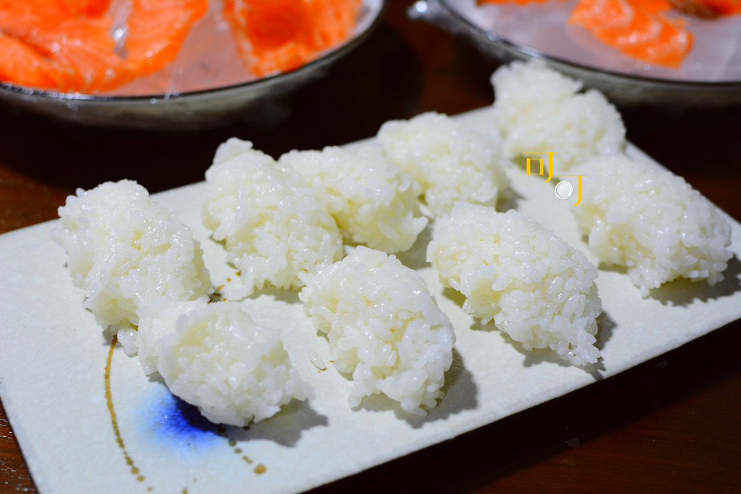 周末晚餐换个口味，全家动手做个三文鱼寿司，各地美食混合