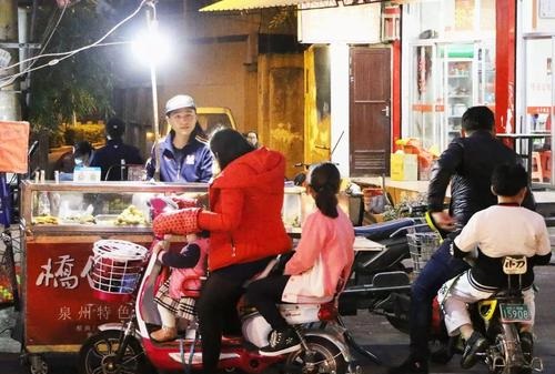 这才是空手套白狼的典型！一个小贩靠卖烤猪蹄，年赚300万