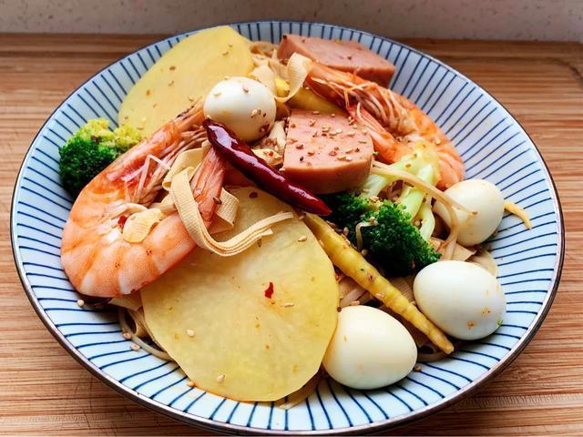 麻辣香锅在家做，有荤有素，麻辣鲜香，好吃还实惠