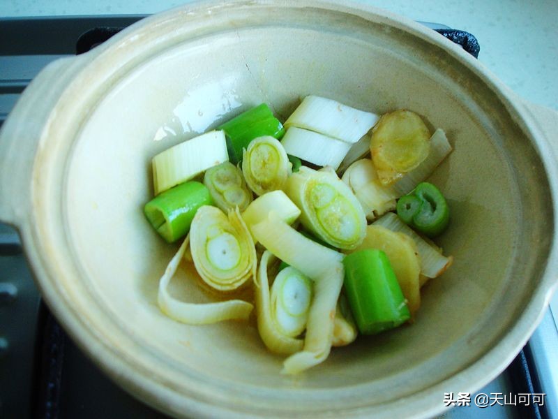 不煎不煮，不加一滴水，一锅焖出来，鱼肉嫩又鲜美，最适合新手做