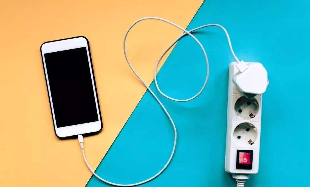 边充电边玩手机，对电池的损害更高，还是对充电器的损害更高？