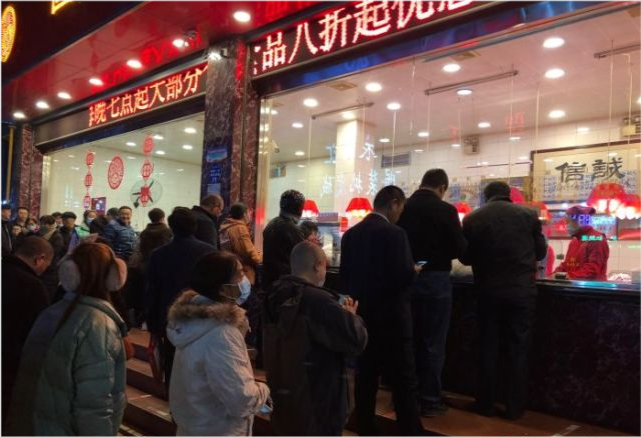 山东淄博霸气烤鸡店，30多种肉摆满整个店，什么时候来都要排队