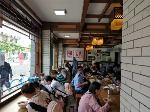 好吃好玩原汁原味 彩云之南的美食：米线 鲜菌饭 烧洋芋