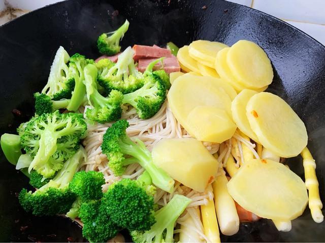 麻辣香锅在家做，有荤有素，麻辣鲜香，好吃还实惠