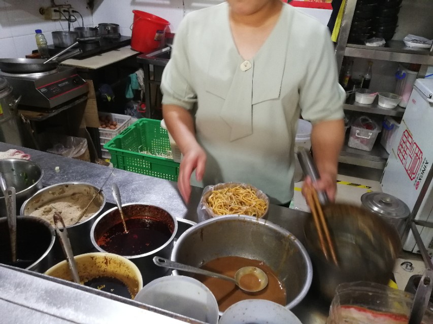 郑州挂九头鸟牌卖武汉热干面的，除了信阳人，也只有驻马店的了