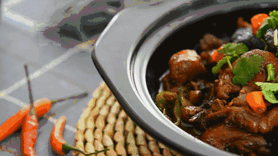 当年的黄焖鸡沦陷至今，这家店为何还如此爆满？