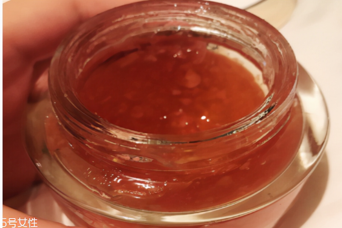 兰蔻玫瑰面膜是一款急救面膜，镇静消炎，具有超强的补水修复效果