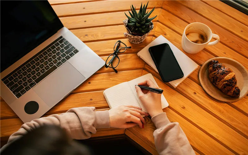 普通人想快速赚钱，能月收入10万以上，有哪些切实可行的途径？