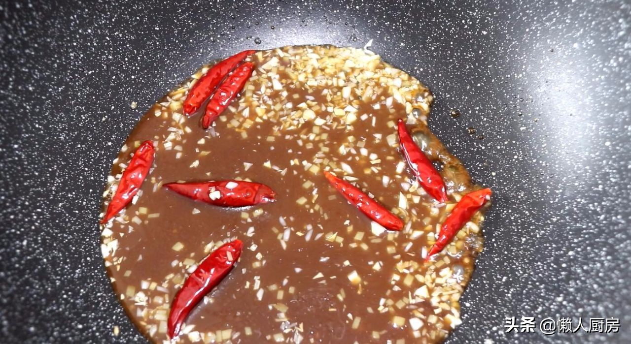 油炸鸡腿这样做才好吃，酸酸甜甜带点辣辣的酱汁，越吃越香