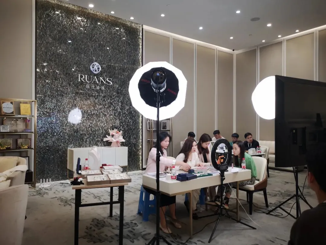 阮仕珍珠入驻，飞雀直播基地再增光华