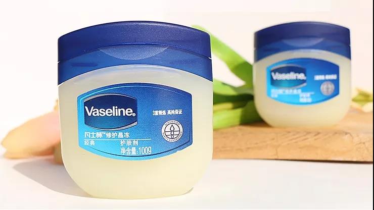 盘点三款“实力派”润唇膏：经典国货大白兔，一膜多用凡士林晶冻