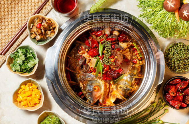 特色火锅加盟，华氏老街坊瀑布喷泉锅玩爆同行