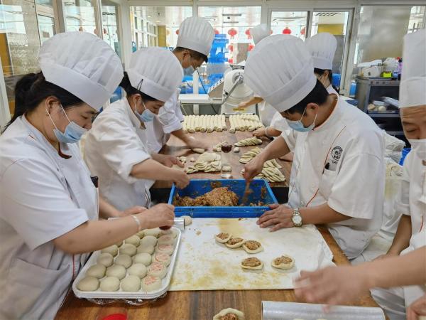 上海老字号鲜肉月饼一天卖出10万只，但其他点心为何没有变成“网红”？