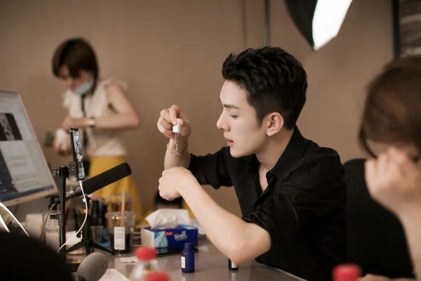 “看鉴”2022：薇娅李佳琦双双翻车 直播带货迎来洗牌？