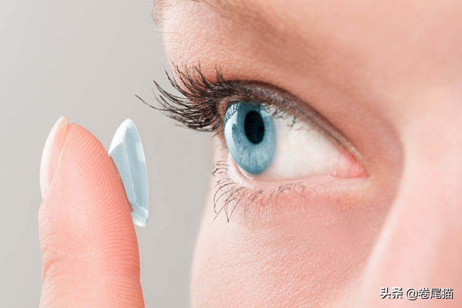 戴上博士伦隐形眼镜，双眼湿润健康视野清晰无局限