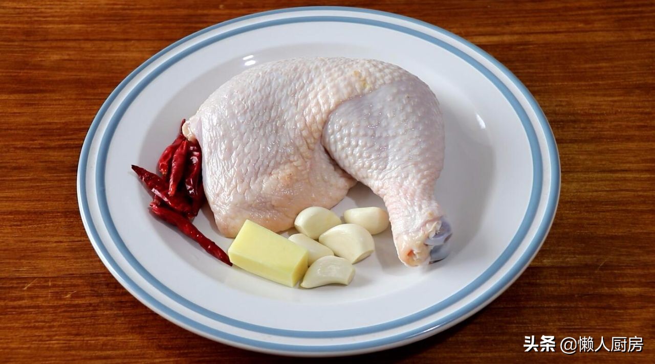 油炸鸡腿这样做才好吃，酸酸甜甜带点辣辣的酱汁，越吃越香