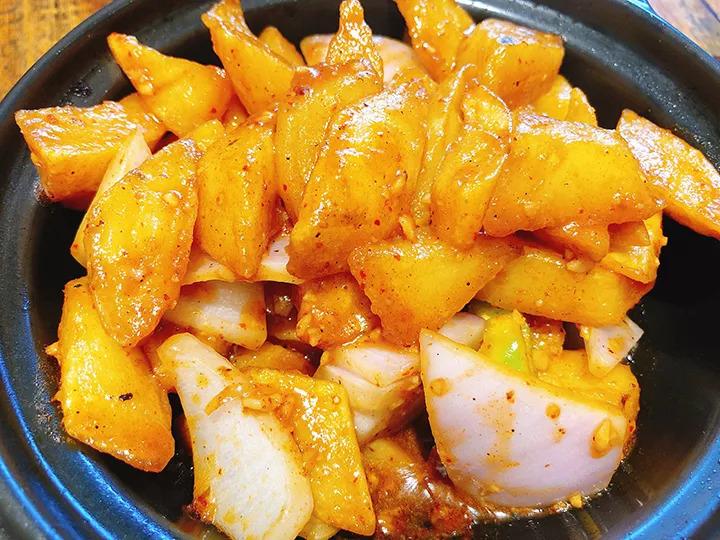 “烂大街”的黄焖鸡，为何生意这么好