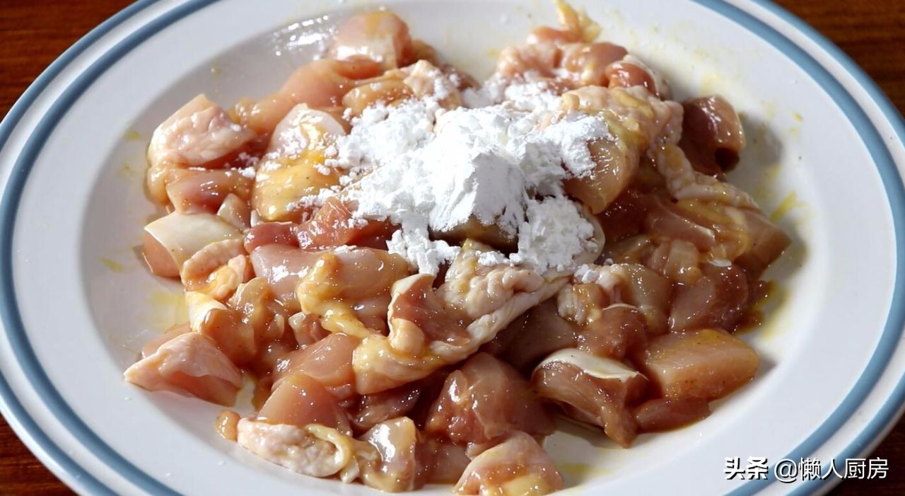 油炸鸡腿这样做才好吃，酸酸甜甜带点辣辣的酱汁，越吃越香