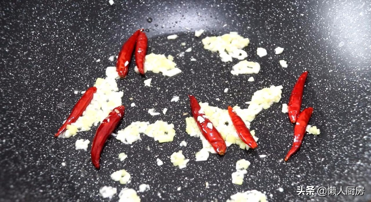 油炸鸡腿这样做才好吃，酸酸甜甜带点辣辣的酱汁，越吃越香