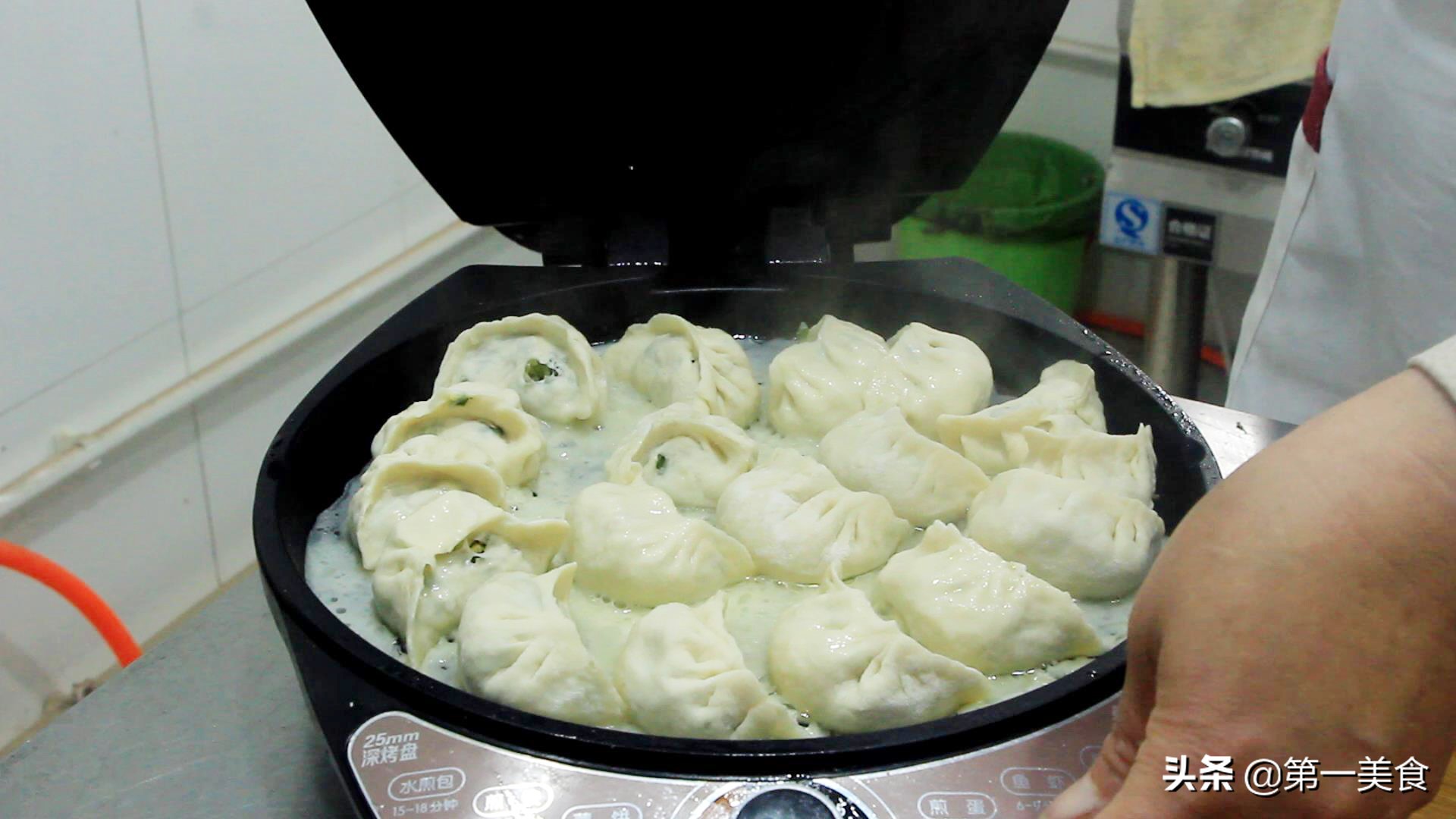 大厨详解锅贴做法，和面调馅都简单，在家就能做，外酥里嫩超好吃