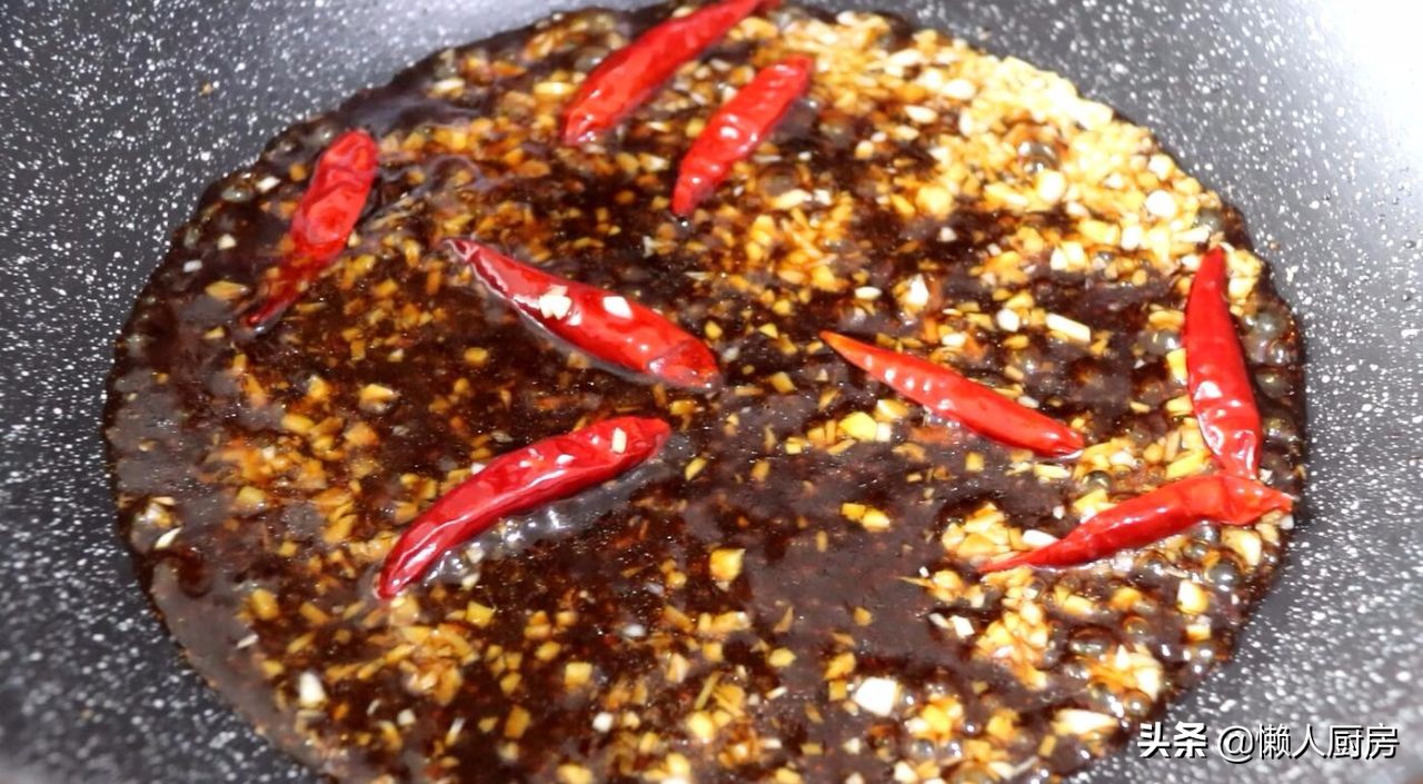 油炸鸡腿这样做才好吃，酸酸甜甜带点辣辣的酱汁，越吃越香